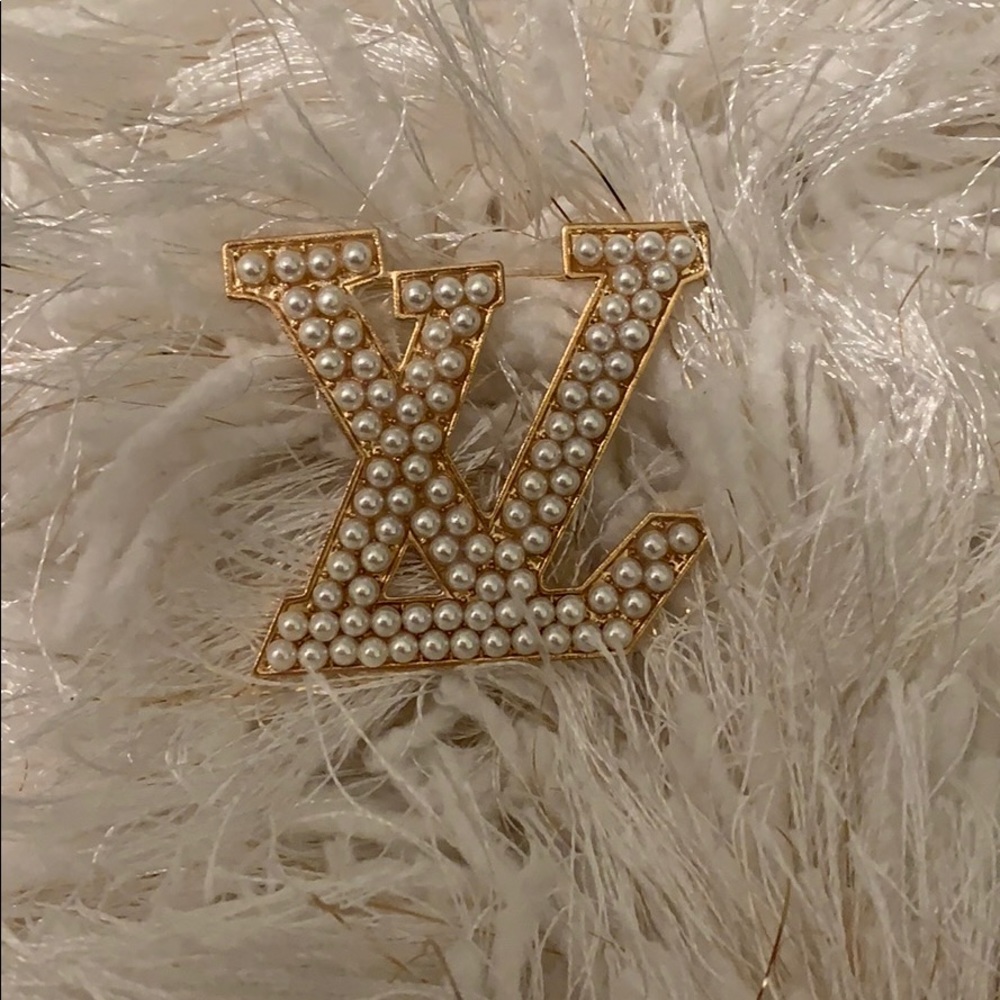 Gold brooche.